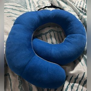 Travel neck pillow
